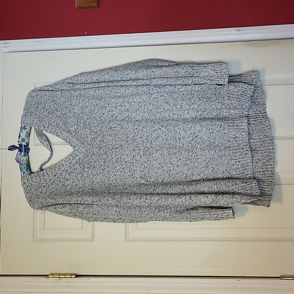 Plus size woman's sweater - Picture 1 of 4